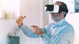 <div class=lightGallery-captions><p>Mutua Universal implanta la realidad virtual en los tratamientos psicológicos</p><p>Mutua Universal ha incorporado la realidad virtual en la evaluación y tratamiento psicológico de trastornos como el estrés post-traumático derivados de accidentes laborales. Esta tecnología, que se implementará en todos sus centros, utiliza gafas de realidad virtual y sensores para recrear situaciones que causan ansiedad. La iniciativa busca mejorar la eficacia terapéutica, acelerar la rehabilitación y reducir bajas laborales, reforzando el compromiso de Mutua Universal con la innovación tecnológica en salud laboral.</p><h4>Material cedido por 010 - MUTUA UNIVERSAL</h4><span>20/12/2027</span></div>